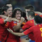 Los jugadores españoles celebran el gol que consiguió Puyol, al que abrazan eufóricos.