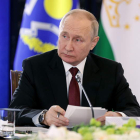 Vladimir Putin atiende una sesión de la Organización del Tratado de Seguridad Colectiva. VLADIMIR SMIRNOFF