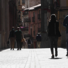 Gente caminando por el casco antiguo de León. FERNANDO OTERO