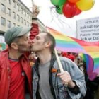 Dos hombres se besan durante una manifestación celebrada en Varsovia