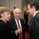 Ángela Merkel conversa con Moratinos y Zapatero