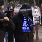 Un momento de la concentración llevada a cabo en la capital, organizada por la Coordinadora Antifascista de Madrid, para recordar al ultra del Deportivo de la Coruña fallecido en los enfrentamientos previos al partido entre su equipo y el Atlético de Madr
