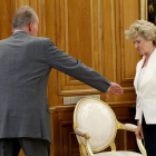 El rey recibió ayer a la nueva Defensora del Pueblo, Soledad Becerril, en el Palacio de la Zarzuela.