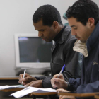 Dos inmigrantes asisten a clases de español.