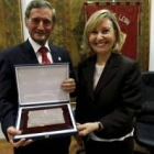 Amparo Valcarce entregó a Fermín Carnero la placa recordando el homenaje