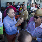 Felipe Llamazares tuvo que salir ayer a hablar con los aficionados para apaciguar los ánimos. F. OTERO