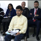 Félix Manrique, el gurú que captó a la joven española Patricia Aguilar, durante una vista judicial contra él en Perú. Detrás de él. en el centro, Alberto, el padre de Patricia.