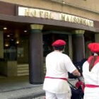 Dos pamplonicas pasan ante la fachada del hotel, que fue desalojado por la policía
