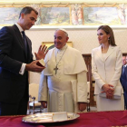 El papa Francisco intercambia regalos con el rey Felipe VI  y la reina Letizia durante una audiencia privada en el Vaticano hoy