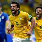 El brasileño Fred celebra su gol seguido de su compañero, el madridista Marcelo.