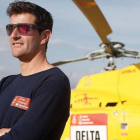 Marc Coma, junto al helicóptero con el que seguía, día a día, el Dakar.