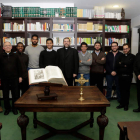 Los seminaristas posan en la biblioteca con el rector, Manuel Santos Flaker, y el director espiritual, Eduardo Tejero (a la derecha). En el extremo derecho, una página de la Torá hebrea. SECUNDINO PÉREZ