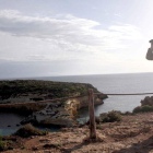 Un militar italiano vigilaba la costa de Lampedusa el pasado día 8 de octubre.