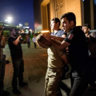 Policías turcos detienen, la noche del sábado, a unos militares del Ejército de Turquía tras el fallido golpe de Estado.