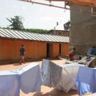El albergue, con ropa de cama tendida, en 2007.