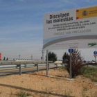 Un cartel del Ministerio de Fomento anuncia desde hace varias semanas el inicio de las obras