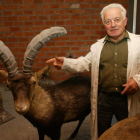 Solís Fernández con una pieza del Museo Natura Ibérica en Carracedelo