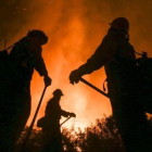 Los bomberos luchan contra las llamas del incendio Blue Cut, en San Bernardino, en el sur de California.