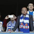El principal accionista del RCD Espanyol el chino Chen Yansheng  en el palco durante un partido del equipo