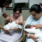 Foto de archivo que muestra a unas mujeres que amamantan a sus hijos recien nacidos