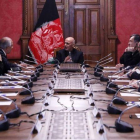 El presidente afgano, Ashraf Ghani, negocia con el enviado especial de EEUU.