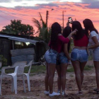 Cuatro prostitutas venezolanas se hacen un selfi en la localidad de Calamar, en Colombia.