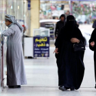 Dos mujeres caminan cerca de un mercado en Riad, el 13 de diciembre.