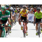 Óscar Fernández Brea, ciclista gallego del Supermercados Froiz, mantuvo el jersey amarillo en la última etapa, que llevó al pelotón hasta la ciudad de Astorga tras pedalear durante 92 kilómetros. FERNANDO OTERO