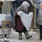 Una mujer ofrece un chal de piel en un mercado callejero de Moscú a menos de 30 grados bajo cero