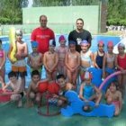 Varios de los niños que participan en los cursos de natación