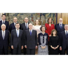 Los Reyes posan con Rajoy y los trece ministros, nueve hombres y cuatro mujeres, que forman su primer Gobierno y que juraron ayer sus cargos.