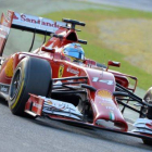 Fernando Alonso, a bordo de su Ferrari, en la segunda sesión de entrenamientos.