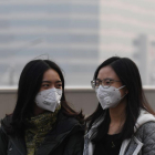 Dos chicas se protegen de la contaminación en Pekín, en una imagen de archivo.