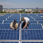 Imagen del proceso de construcción de una instalación de placas solares. OLIVER KILLIG