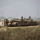 Tanques desplegados ayer en la frontera con la franja de Gaza, al sur de Israel.