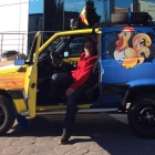 Carlos con el Fiat Panda con el que participará en el raid delante de la sede del Grupo Oblanca. DL