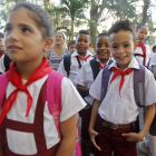 Niñas y niños con el uniforme ‘pionero’ a la entrada de una escuela ayer en La Habana. YANDER ZAMORA