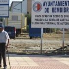 El Ayuntamiento ya colocó un cartel en los terrenos de la terminal para exigir su construcción.