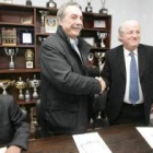 Antonio Canedo estrecha la mano con Pedro Brasa, tras la firma del convenio de colaboración