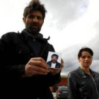 Los familiares muestran una imagen de Ion Mariam