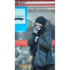 Una mujer se cubre para combatir el frío en Varsovia.