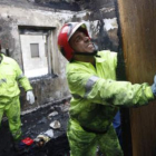 Los bomberos actúan en una de las viviendas calcinadas