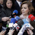 La vicepresidenta del Gobierno, Soraya Sáenz de Santamaría, habla ante los periodistas.