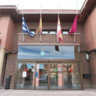 Banderas a media asta en Villaquilambre.