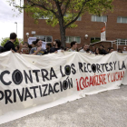 Un grupo de estudiantes protesta en Zaragoza contra la previsión de recortes universitarios.