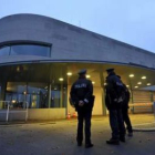 Unos policías vigilan la entrada a la Cancillería en Berlín.
