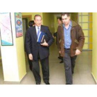 El gerente provincial del Sacyl, Carlos Díez Baldeón, en una visita al centro de salud de Fabero, ta