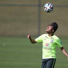 Neymar hace malabares con el balón durante el entrenamiento de ayer de Brasil.