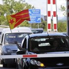 Miembros de la Plataforma Prou Peatges protestan en el peaje Figueres sur de la AP-7.