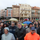 Centenares de personas se concentran en la plaza Mayor de La Bañeza.